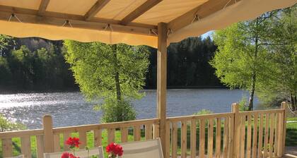 Mobil home tout confort avec terrasse au bord d'Ă©tangs de pĂȘche ; barque.