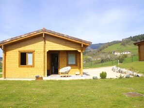 Exterior - 4. Satia Berri log cabin (Llanteno)