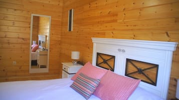 1 slaapkamer, een strijkplank/strijkijzer, beddengoed