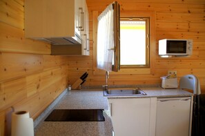 Fridge, microwave, stovetop, coffee/tea maker - 2. Satia Berri log cabin (Llanteno)