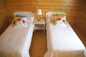 2 bedrooms, bed sheets - 2. Satia Berri log cabin (Llanteno)