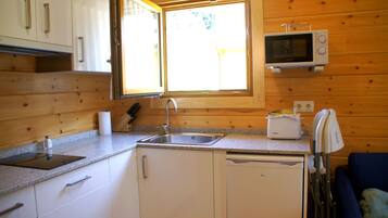 Een koelkast, een magnetron, een kookplaat