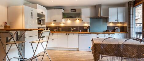 Réfrigérateur, micro-ondes, lave-vaisselle, cafetière/bouilloire