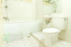 Phòng 2 giường đơn Tiêu chuẩn | Phòng tắm | Buồng tắm vòi sen, khăn tắm