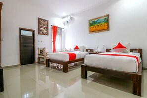 Deluxe Twin Room | Free WiFi, bed sheets - OYO 2607 Men Bebas Residence (Ubud)