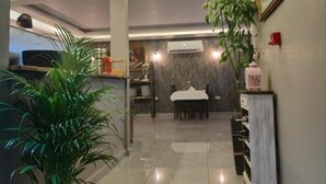 A modern interior with a dining area, kitchen, and a ceiling with recessed lighting. - Basilica GuestHouse (Istanbul)