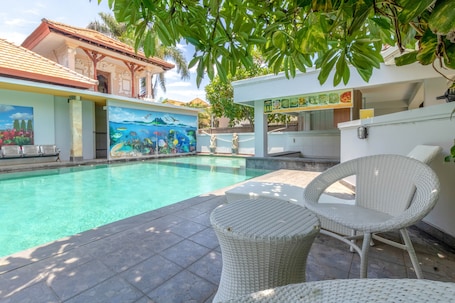 Una piscina al aire libre