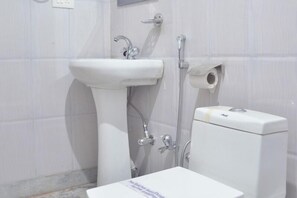 Douche, articles de toilette (gratuits), serviettes fournies