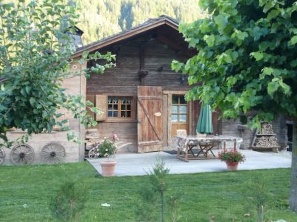 Property grounds - Spacious 160m² Apt for 12 with Jacuzzi, Sauna, Terrace, Garden, 300m from Village Center (Le Grand-Bornand)
