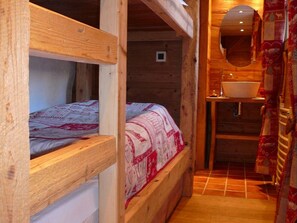 3 bedrooms, free WiFi, bed sheets
