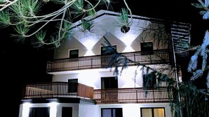 A multi-story building with balconies and a flat roof. - Lodge Rose's Heart (Bad Kleinkirchheim)