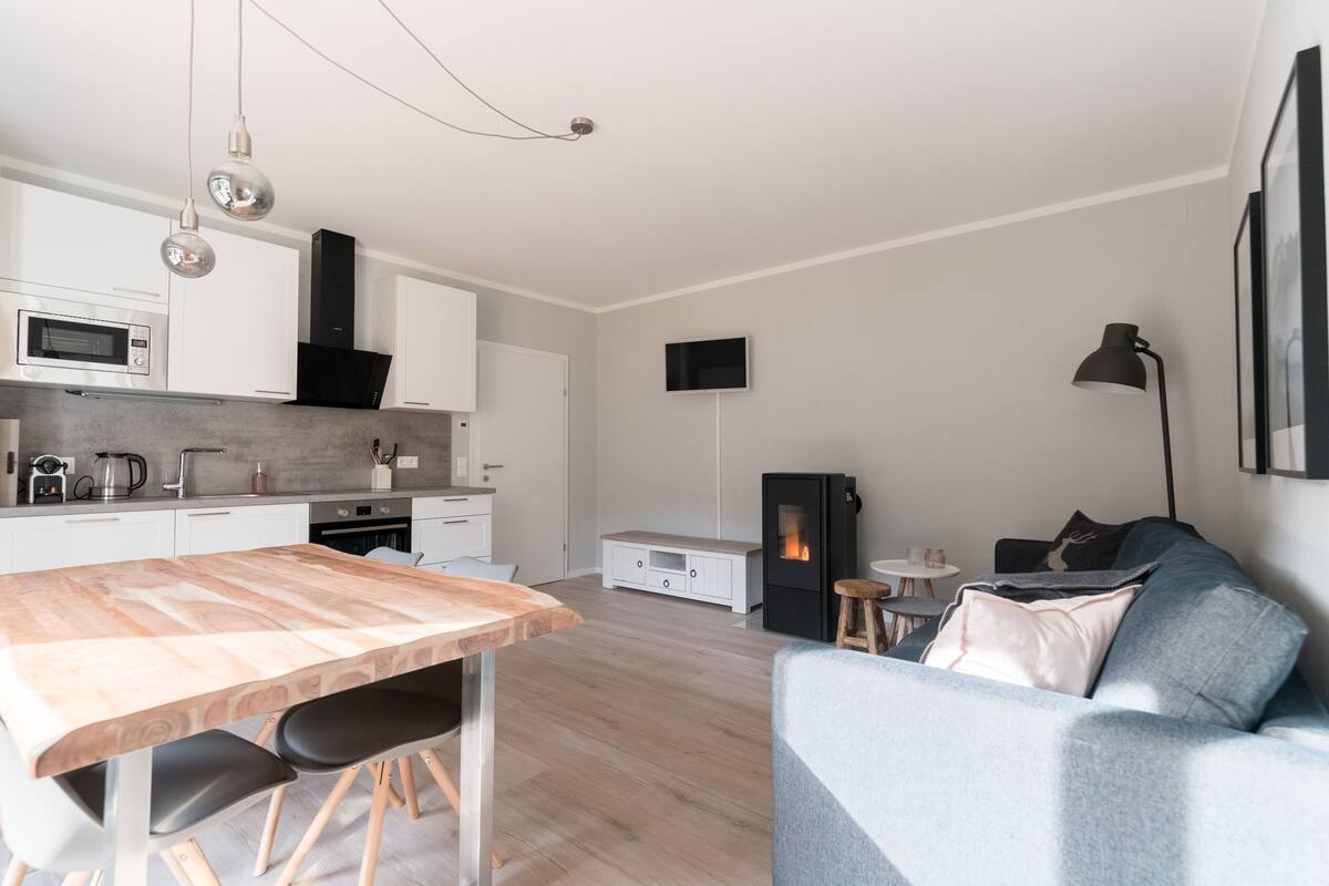 Apartamento superluxo | Área de estar | Smart TV 29 polegadas com canais via satélite, TV