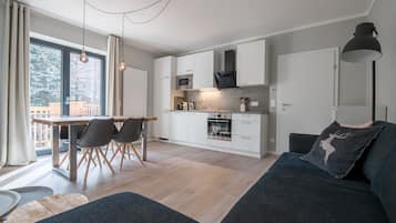 Departamento Deluxe | Área de sala de estar | Smart TV de 29 pulgadas con canales vía satélite y televisión