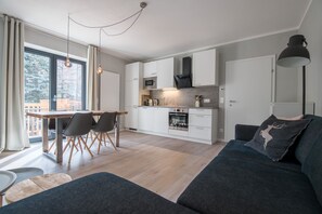 Apartamento Deluxe | Zona de estar | Smart TV de 29 pulgadas con canales por satélite, una televisión