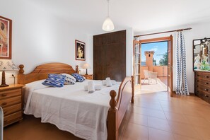 3 makuuhuonetta, tallelokero huoneessa, silitysrauta/-lauta