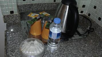 Familiekamer | Privékeuken | Een minikoelkast, een kookplaat, kookgerei, borden en bestek