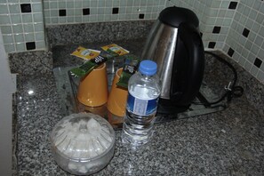 Family Room | Private kitchen | Mini-fridge, stovetop, cookware/dishes/utensils