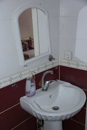 Family Room | Bathroom | Shower, towels - Merdo Konaklama (Gaziantep)