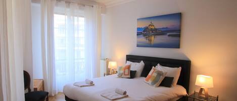 2 عدّة غرف نوم ومكواة/لوح كي وواي فاي مجانًا وملاءات أسرّة