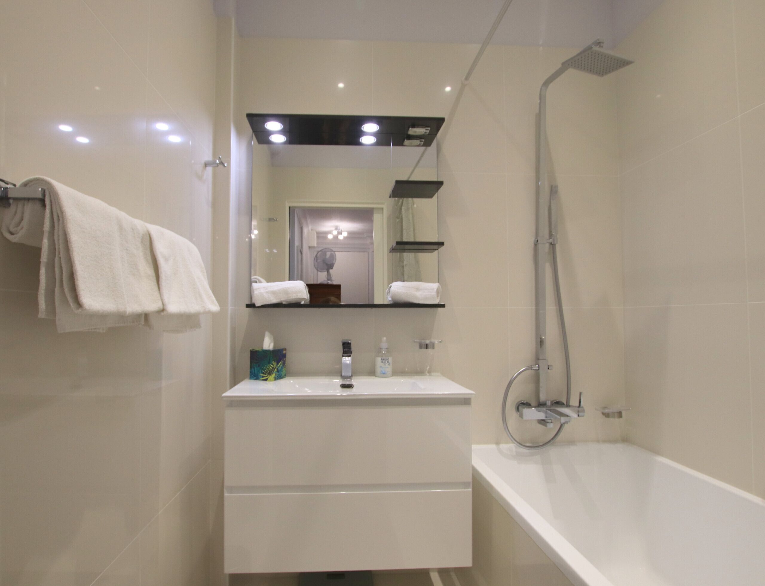 Bathtub, towels