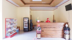 Reception - OYO 1567 Pendopo Tumaritis Syariah (Cianjur)