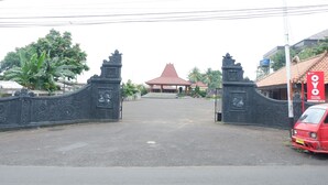 Exterior - OYO 1567 Pendopo Tumaritis Syariah (Cianjur)