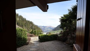 A view from a doorway to a gravel path leading to a mountain landscape. - Cozy 1BR with terrace in Arêches, sleeps 4, near slopes and shuttle (Arêches-Beaufort)