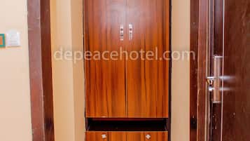 Deluxe Room | Bathroom | Shower, free toiletries, slippers, towels