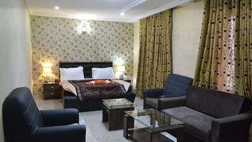 Premium Suite | Living area | Flat-screen TV