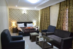 Suite Premium | Zona de estar | Una televisión de pantalla plana