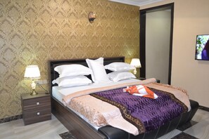 Premium Suite | Desk, free WiFi, bed sheets