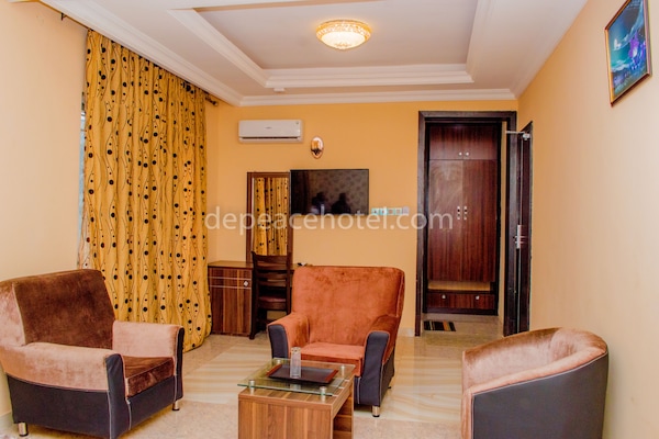 Premium Suite | Living area | Flat-screen TV