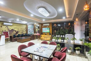 Lobby sitting area - Castle Blue By Excellent Hospitality (New Delhi)