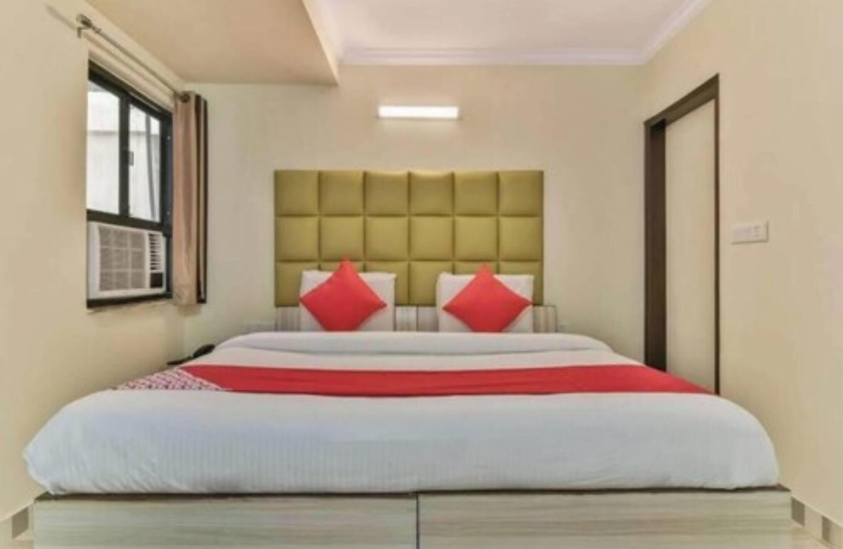 Egyptian cotton sheets, premium bedding, down comforters, desk