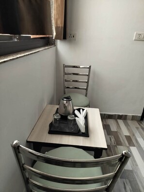 Family Triple Room | Egyptian cotton sheets, premium bedding, down duvets, desk - Hotel Clink (New Delhi)