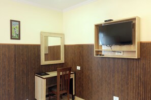 Egyptian cotton sheets, premium bedding, down comforters, desk - Castle Blue By Excellent Hospitality (New Delhi)