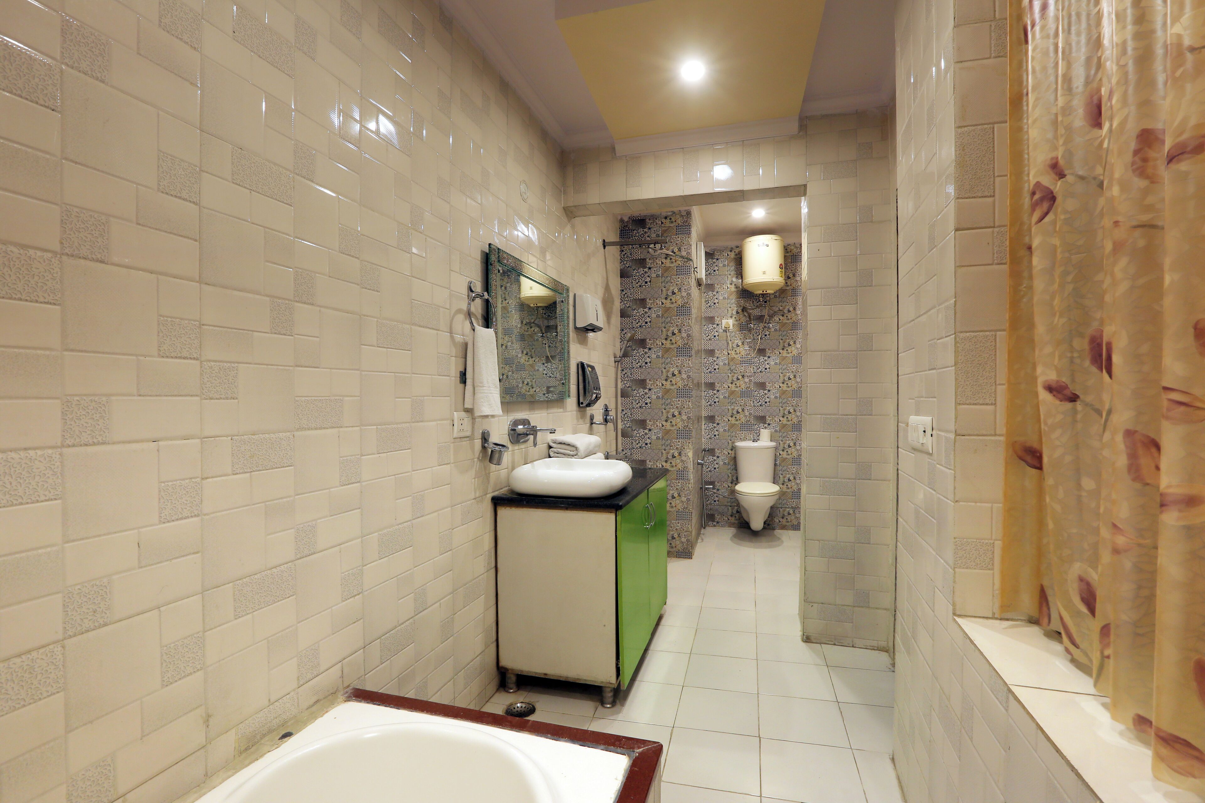 Chambre Triple Familiale | Salle de bain | Douche, douche à « effet pluie », articles de toilette gratuits