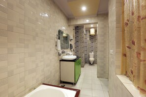 Quarto triplo família | Banheiro | Chuveiro, chuveiro com efeito de chuva, produtos de toalete grátis 