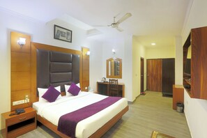 Egyptian cotton sheets, premium bedding, down duvets, desk - Castle Blue By Excellent Hospitality (New Delhi)