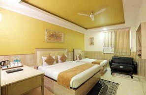 Family Triple Room | Egyptian cotton sheets, premium bedding, down duvets, desk