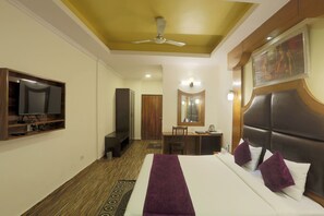 Shower, rainfall showerhead, free toiletries, towels - Castle Blue By Excellent Hospitality (New Delhi)