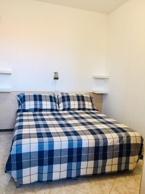 1 bedroom, iron/ironing board, WiFi, bed sheets - Front lake apartment, beach and swimming pool (Lierna)
