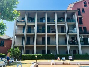 Exterior - Front lake apartment, beach and swimming pool (Lierna)