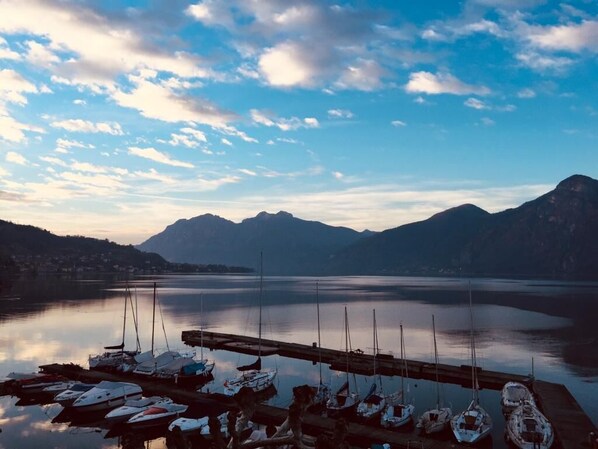 Marina - Front lake apartment, beach and swimming pool (Lierna)