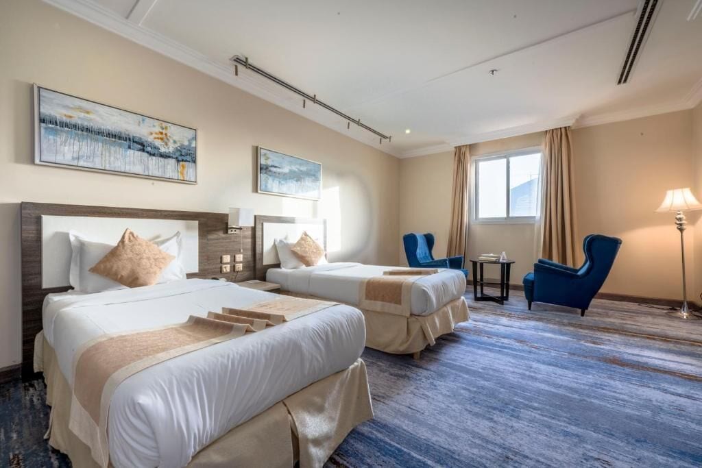 Deluxe kamer, 1 twee- of 2 eenpersoonsbedden | Een kluis op de kamer, een bureau, verduisterende gordijnen