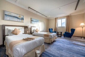 Caja de seguridad en la habitación, escritorio y cortinas blackout