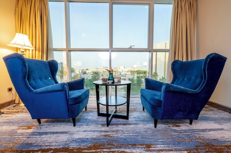 2 habitaciones, caja de seguridad en la habitación y escritorio