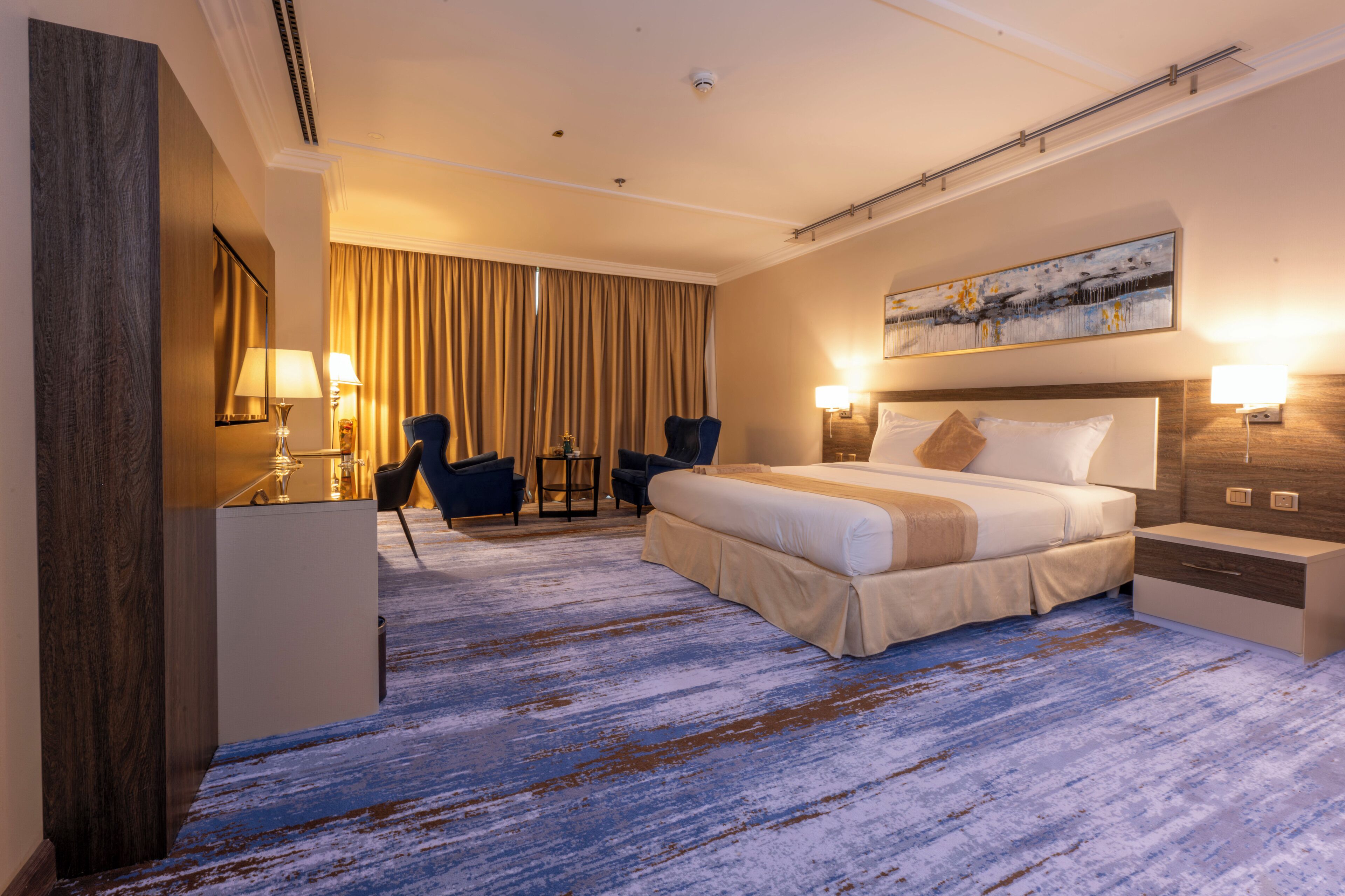 deluxe double room | 2 bedrooms, in-room safe, desk, blackout curtains