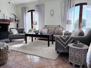 Televisión, chimenea, videojuegos y tenis de mesa