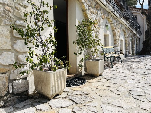 2 Maison Provence - Big garden - Salt water pool - 7 bedrooms, sleeps 15